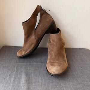 Dansko Bonita Ankle Booties Sz 39 US 8.5-9 Brown Suede Leather Cut Out Zip Boots